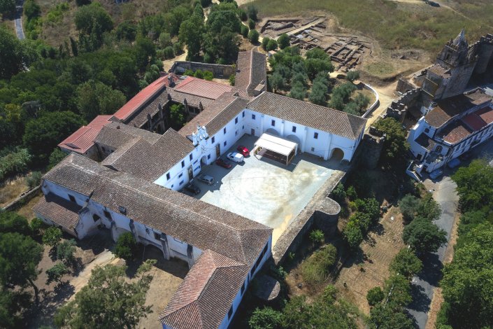 No Convento da Saudação, datado do século XVI, está sediada a associação cultural O Espaço do Tempo