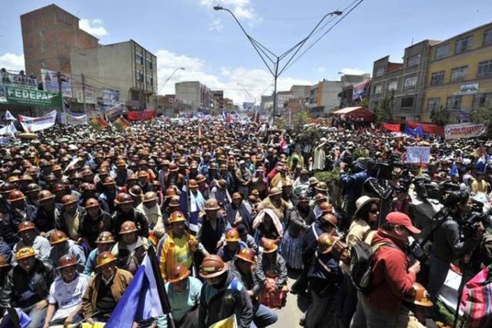 Perante milhares de pessoas, concentradas em El Alto por ocasião do 10.º aniversário dos massacres da Guerra do Gás, Evo Morales promulgou a lei do Dia da Dignidade Nacional