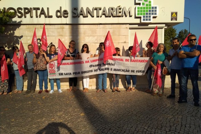 Concentração dos trabalhadores da Foamy Sparkle à porta do Hospital Distrital de Santarém