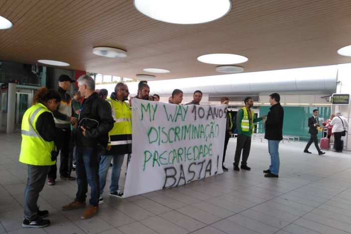 Concentração de trabalhadores da MyWay na zona de chegadas do aeroporto de Lisboa