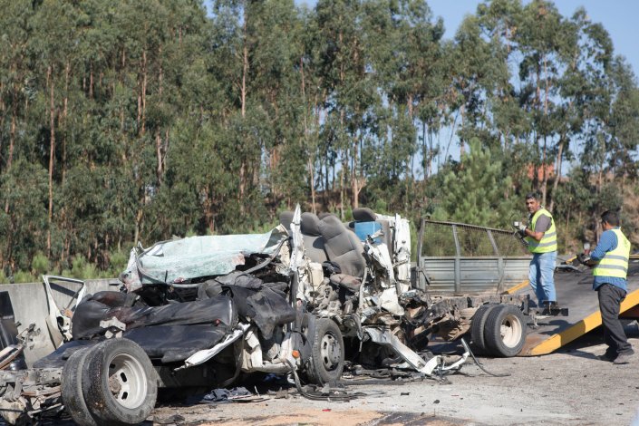 Destroços resultantes do acidente entre dois veículos no IC8, em São João da Ribeira, no concelho de Pombal, em 24 de Setembro de 2018