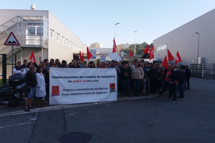 Piquete de greve do 1.º turno à porta das instalações da Bosch, em Braga