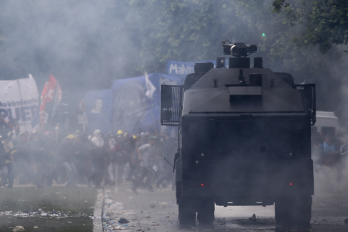 A Polícia argentina reprimiu violentamente, nas ruas de Buenos Aires, os protestos contra o projecto de Orçamento para 2019