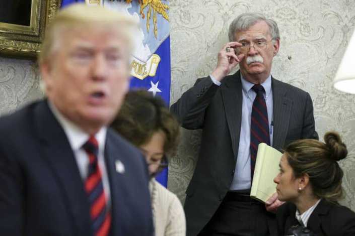 A administração norte-americana anunciou em Outubro a retirada (sem prazo certo) do Tratado de Forças Nucleares de Alcance Intermédio (na imagem o presidente norte americano, Donald Trump, e o seu Conselheiro de Segurança Nacional, John Bolton)
