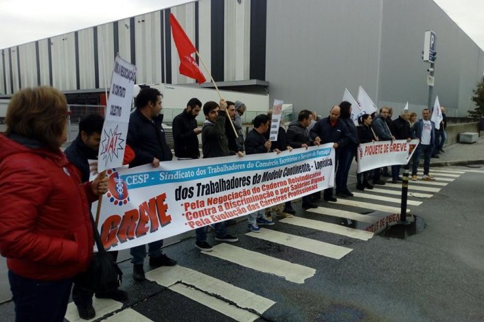 Piquete de greve à porta do armazéns da Sonae