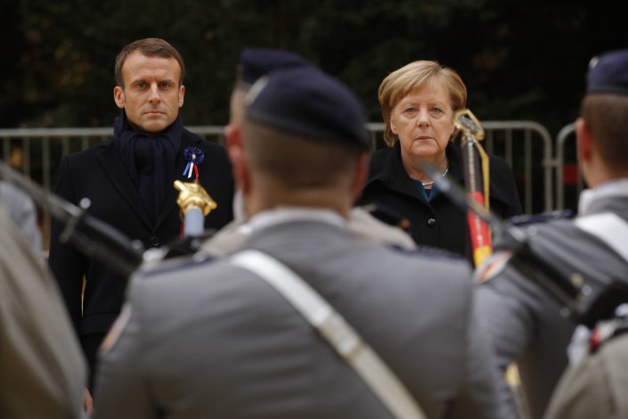 O presidente francÃªs Emmanuel Macron e a chanceler alemÃ£ Angela Merkel participam numa cerimÃ³nia militar comemorativa do centenÃ¡rio do armistÃ­cio em Compiegne, FranÃ§a. 10 de Novembro de 2018