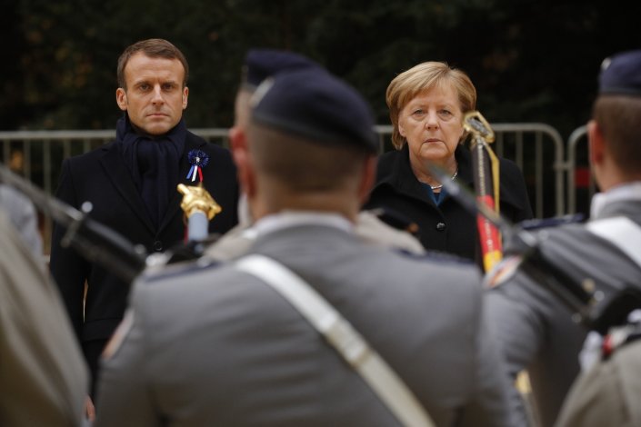 O presidente francês Emmanuel Macron e a chanceler alemã Angela Merkel participam numa cerimónia militar comemorativa do centenário do armistício em Compiegne, França. 10 de Novembro de 2018