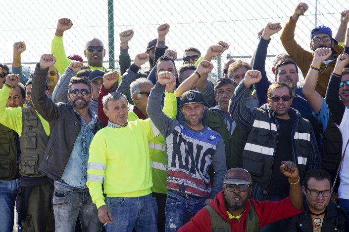 Estivadores precários manifestam-se junto ao Porto de Setúbal durante a greve em Setúbal, 14 de Novembro de 2018. 90% dos contratos no Porto de Setúbal são vínculos precários.