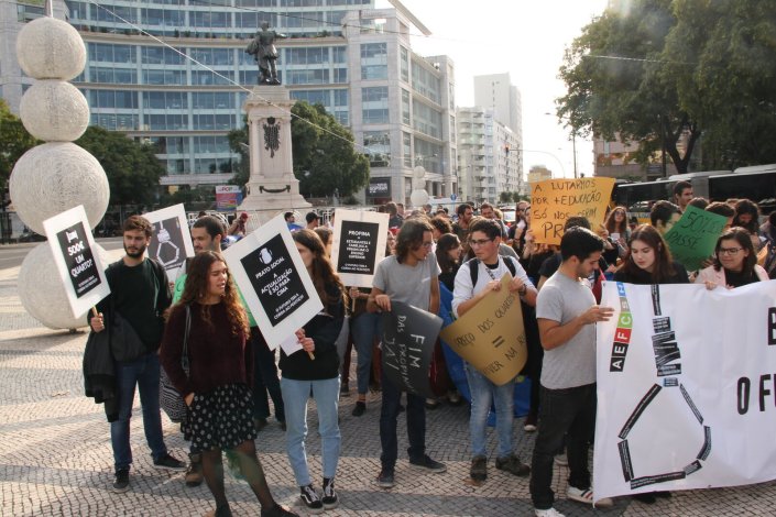 Concentração de estudantes na Praça do Saldanha, em Lisboa