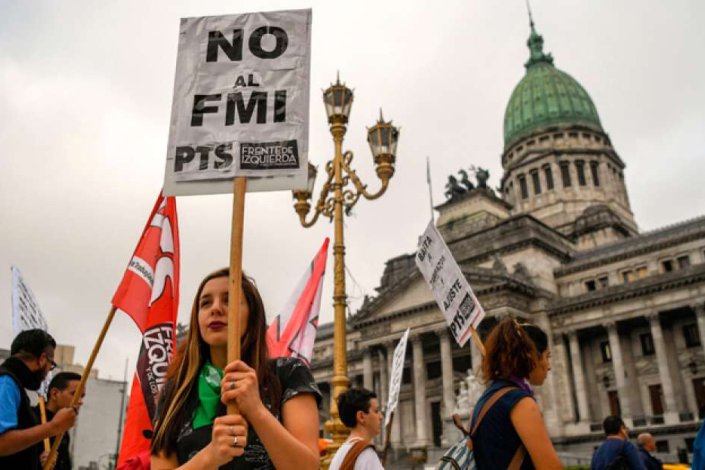 Argentinos protestam frente ao Congresso, em Buenos Aires, contra as negociações entre o governo de Macri e o FMI