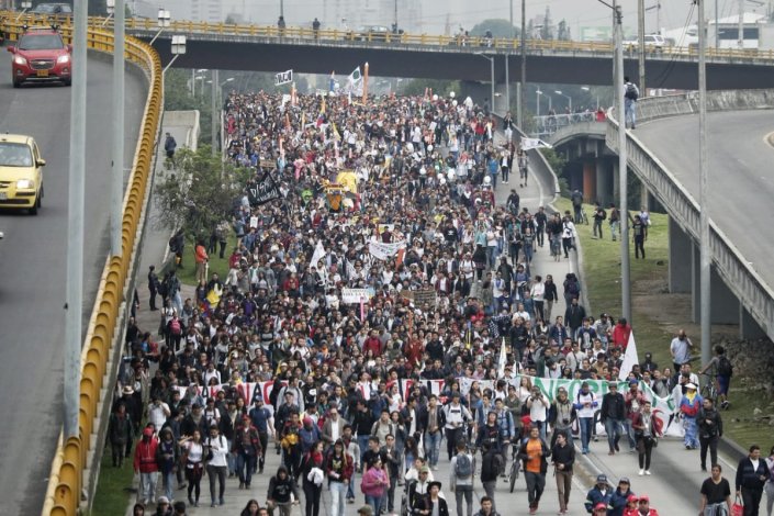 Milhares de estudantes exigem a Iván Duque o reforço da dotação orçamental para o ensino superior público na Colômbia