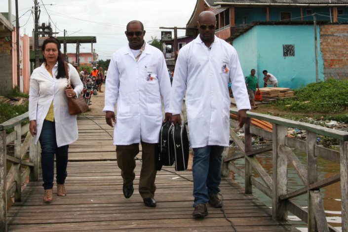 Quase 30% dos municípios brasileiros contam apenas com o atendimento de médicos cubanos integrados no «Mais Médicos»