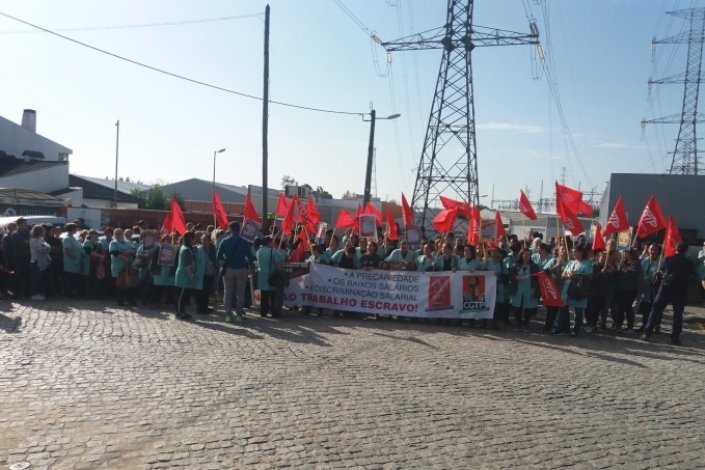 Concentração reuniu dezenas de trabalhadores à porta da empresa