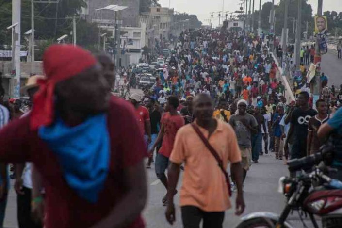Milhares de pessoas protestam há meses, em várias cidades haitianas, contra a corrupção e a impunidade, exigindo a demissão do presidente da república, Jovenel Moïse