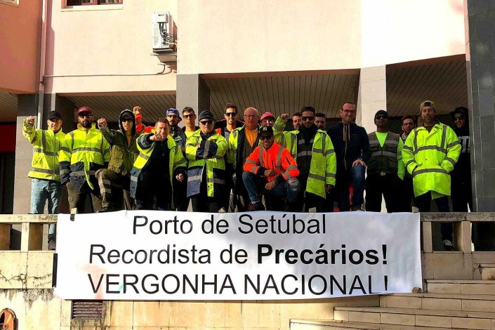 Trabalhadores do Porto de Setúbal em vigília junto à sede da Operestiva