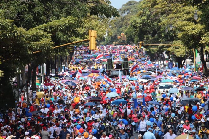 A greve contra o projecto de reforma fiscal de Carlos Alvarado começou a 10 Setembro, com grandes manifestações nas ruas