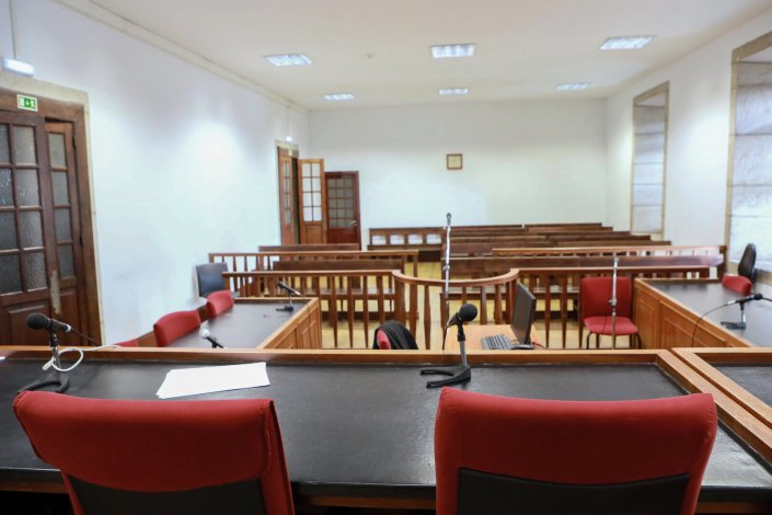 Sala de audiências vazia no tribunal de São João Novo no Porto