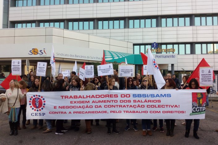 Parte do piquete de greve à porta do Hospital do SAMS, em Lisboa