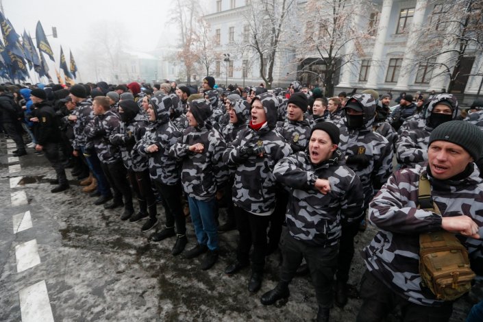 Voluntários neonazis do Batalhão de Azov (integrado na Guarda Nacional Ucraniana) manifestam-se, em frente ao parlamento da Ucrânia, em Kiev, em apoio do presidente Piotr Poroshenko, após o incidente em Kerch entre barcos ucranianos e russos. 
