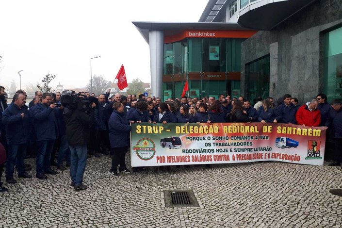 Concentração de protesto realizada à porta da sede da Rodoviária do Tejo, em Santarém