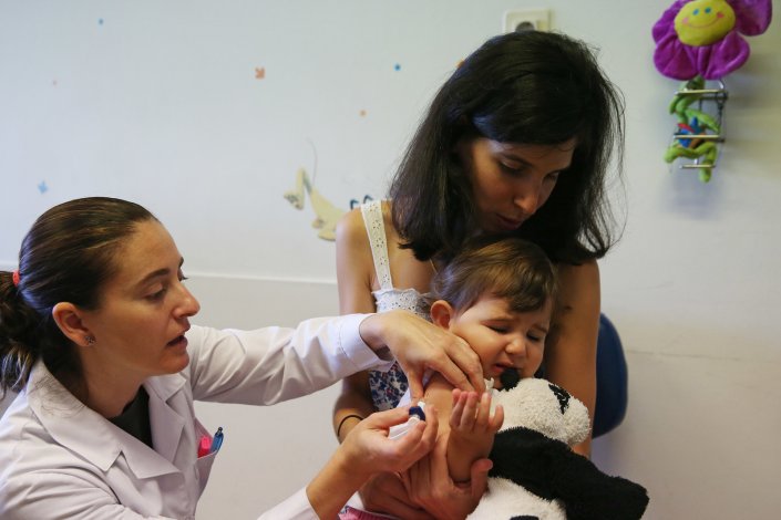Uma criança é vacinada no centro de saúde de Sete Rios, em Lisboa. 1 de Outubro de 2014