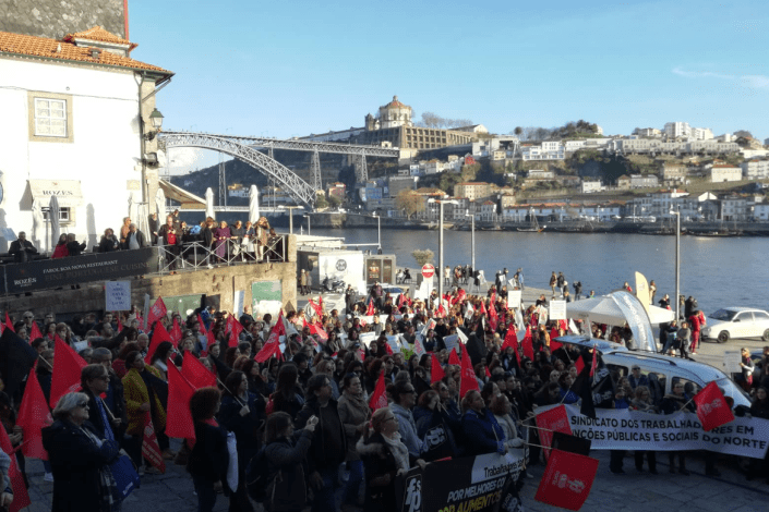Concentração de trabalhadores das IPSS, em greve, no Largo do Terreiro, no Porto. 30 de Novembro de 2018
