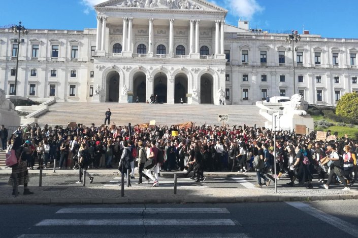 Concentração dos estudantes da Escola Secundário António Arroio junto à Assembleia da República, em Lisboa, em protesto pela falta de condições na sua escola, cujas obras estão suspensas há seis anos. 30 de Novembro de 2018