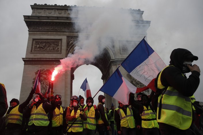 As políticas fiscais e sociais do presidente Emmanuel Macron têm sofrido forte contestação em França. Manifestação em Paris, 1 de dezembro de 2018.