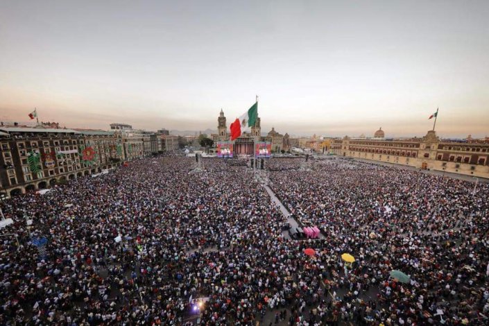 Mais de 150 mil pessoas deram as boas-vindas ao novo presidente mexicano, López Obrador, na Praça de El Zócalo (na Cidade do México)