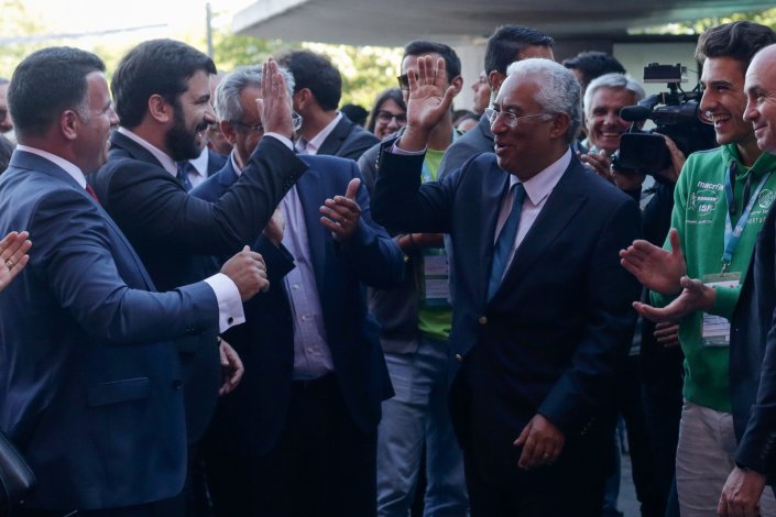 O primeiro-ministro, António Costa, acompanhado pelo ministro da Educação, Tiago Brandão Rodrigues, durante uma visita aos Campeonatos Nacionais de Desporto Escolar 2017, em Gondomar. 19 de Maio de 2017