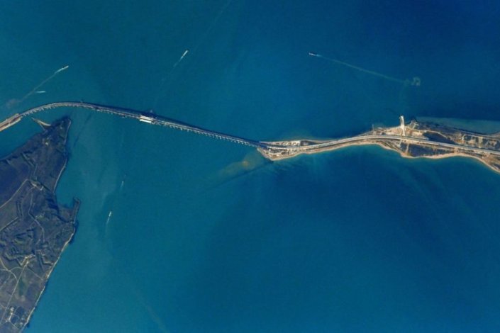 O estreito de Kerch visto do espaço, após a construção da ponte que liga a Crimeia aos territórios russos do Cáucaso.