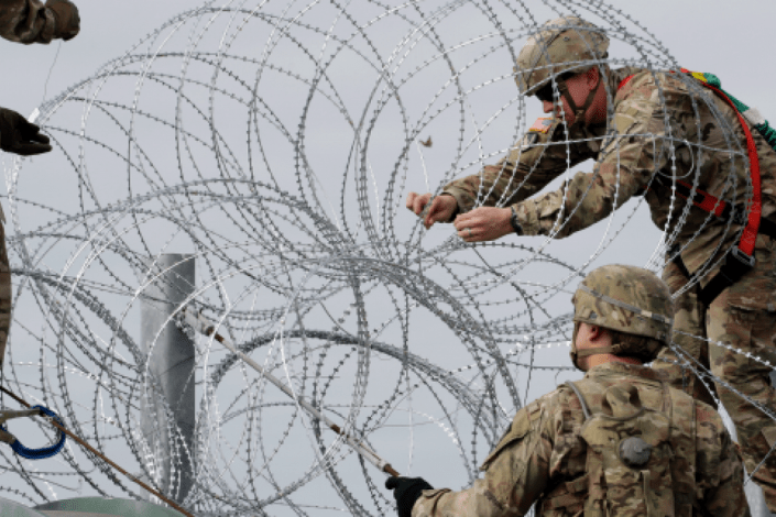 Tropas norte-americanas colocam arame farpado na fronteira com o México