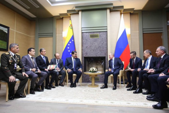 Encontro em Moscovo entre Nicolás Maduro e Vladimir Putin, acompanhados por delegações dos executivos venezuelano e russo (Moscovo, 5 de Dezembro de 2018)