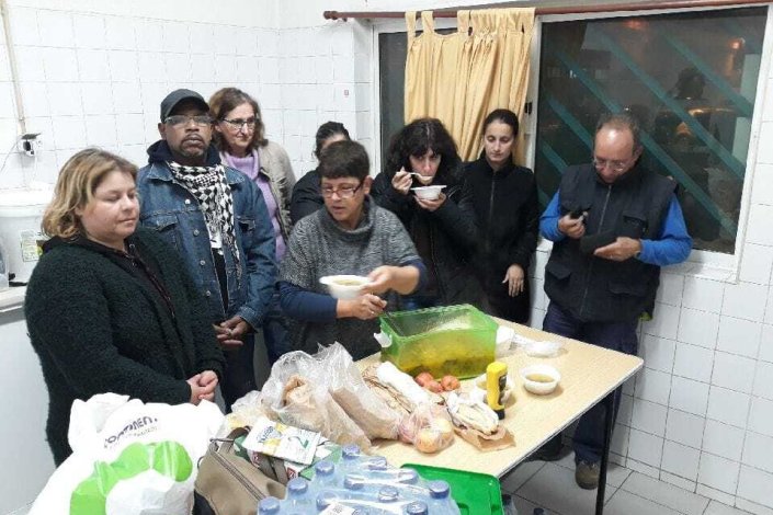 Trabalhadores da WashClean na sala de refeições