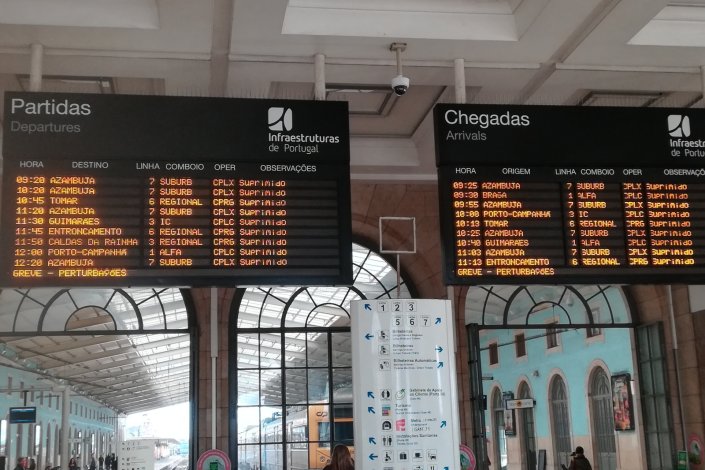 Placard de Santa Apolónia na manhã desta sexta-feira