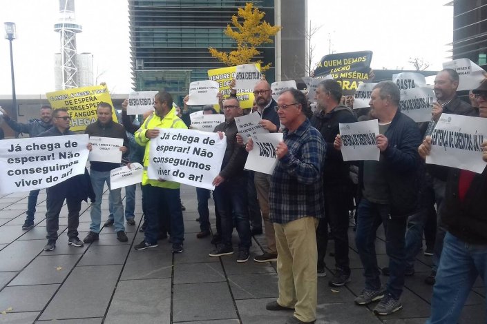 Trabalhadores protestam à porta do Tribunal do Comércio de Lisboa