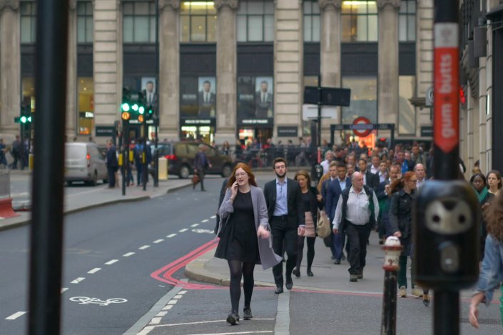 Trabalhadores dirigem-se aos seus empregos na hora de ponta, Londres, Reino Unido, 2018.