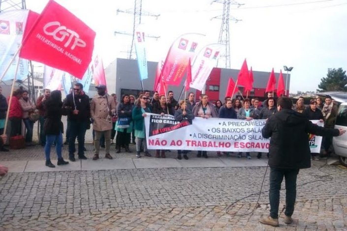 Aspecto da concentração dos trabalhadores da Fico Cables frente à sede da empresa, na Maia, em 14 de Dezembro de 2018.