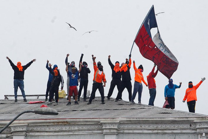 Os estivadores lutam há mais de um mês contra a precariedade no Porto de Valparaíso (Chile)