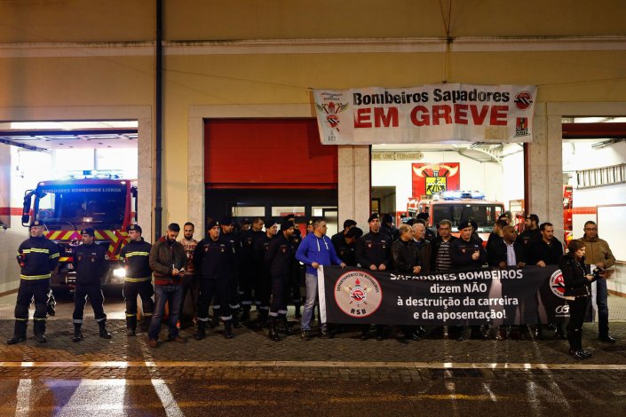 Bombeiros no piquete de greve no Quartel da Graça, em Lisboa, 18 de Dezembro de 2018