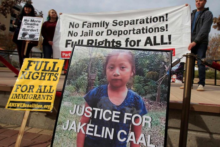 Uma imagem de Jakelin Caal Maquín, que faleceu sob custódia do Serviço de Alfândegas e Protecção das Fronteiras dos EUA, num protesto em El Paso, Texas (16 de Dezembro de 2018).