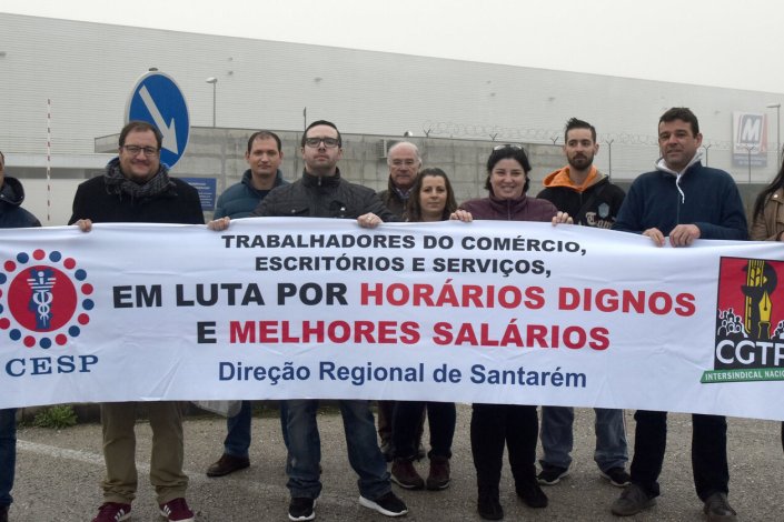 Piquete de greve realizado de madrugada junto à base logística sediada em Torres Novas