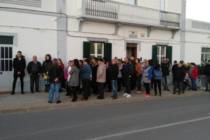 Populações e autarcas participam numa concentração, em Ermidas-Sado, exigindo o reforço de efectivos da GNR