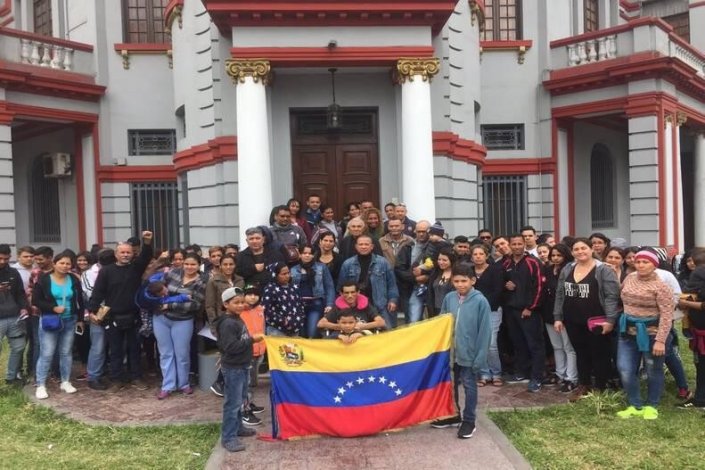 Venezuelanos concentrados junto à Embaixada da Venezuela no Peru, antes de poderem regressar ao seu país