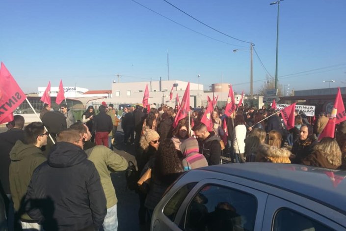 Piquete de greve à porta da Matutano