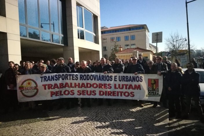 Concentração de trabalhadores em Lisboa junto à sede da Barraqueiro