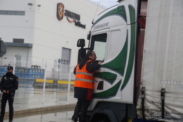Piquete de greve em acção durante a greve realizada no armazém da Amazon de San Fernando de Henares por ocasião da Black Friday