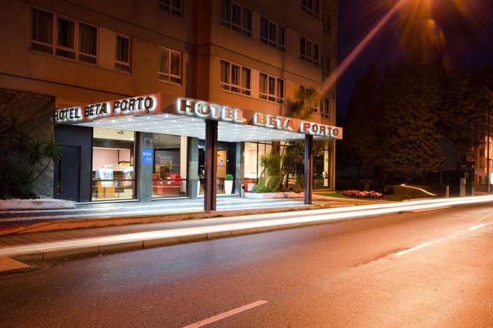 Apesar de ter uma boa ocupação e estar muitas vezes lotado, o Hotel Beta Porto insiste na prática de pagar os salários com atraso e em prestações