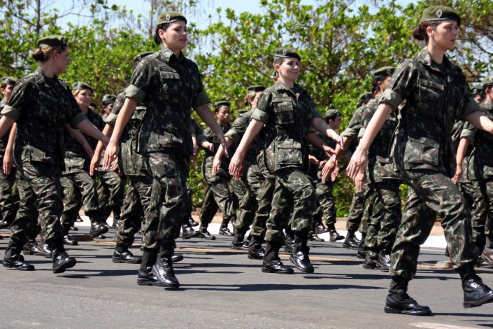 Mulheres do Exército Brasileiro marchando.