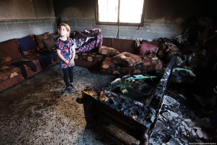 Criança palestiniana no interior da sua casa, incendiada por colonos israelitas em Maio de 2018
